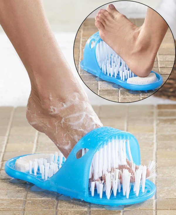 Masajeador de pies azul para ducha con cerdas que exfolian y piedra pómez para pies suaves.