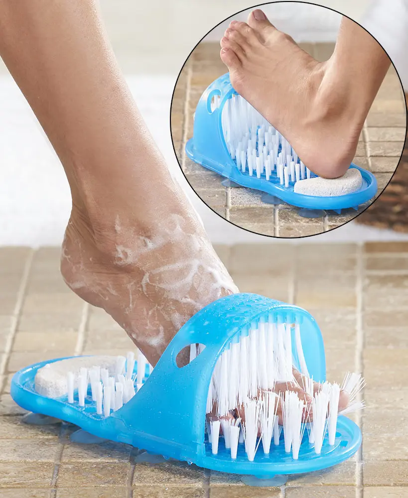 Masajeador de pies azul para ducha con cerdas que exfolian y piedra pómez para pies suaves.