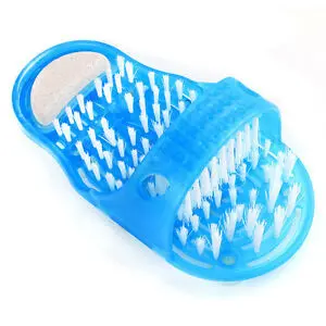 Masajeador de pies azul con cerdas blancas en forma de sandalia.