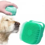 Cepillo masajeador para mascotas con shampoo, ideal para bañar perros con espuma.