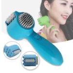 Mini masajeador eléctrico azul con rodillos y cepillo para uso facial y corporal.