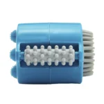 Mini masajeador eléctrico azul con rodillos blancos y cerdas grises para alivio muscular.
