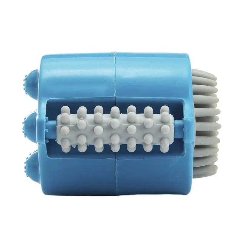 Mini masajeador eléctrico azul con rodillos blancos y cerdas grises para alivio muscular.