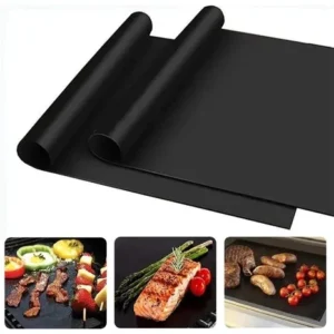 Láminas para asar BBQ negras antiadherentes en rollo con salmón, espárragos y carnes a la parrilla.