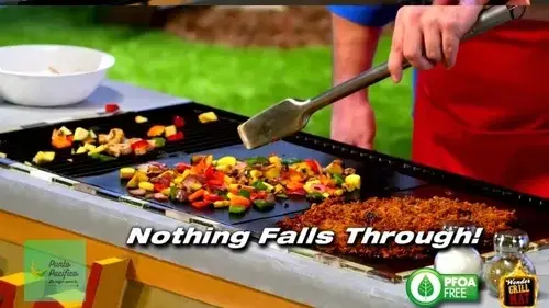 Lámina para asar BBQ sin PFOA con verduras a la parrilla y texto "Nothing Falls Through".