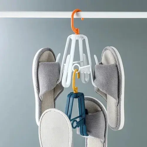 Gancho secador de zapatos con tres pares de sandalias colgando, uno azul y amarillo.