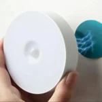 Luz para armario inalámbrica portátil, con sensor de movimiento y soporte magnético.