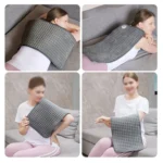 Manta térmica eléctrica gris para alivio de dolor lumbar, usada por mujer en sofá.