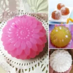 Molde de silicona con forma de flor para velas, jabones o repostería, en color rosa.