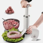 Embutidora manual para chorizos y salchichas, con carne picada y embutido listo en lechuga.