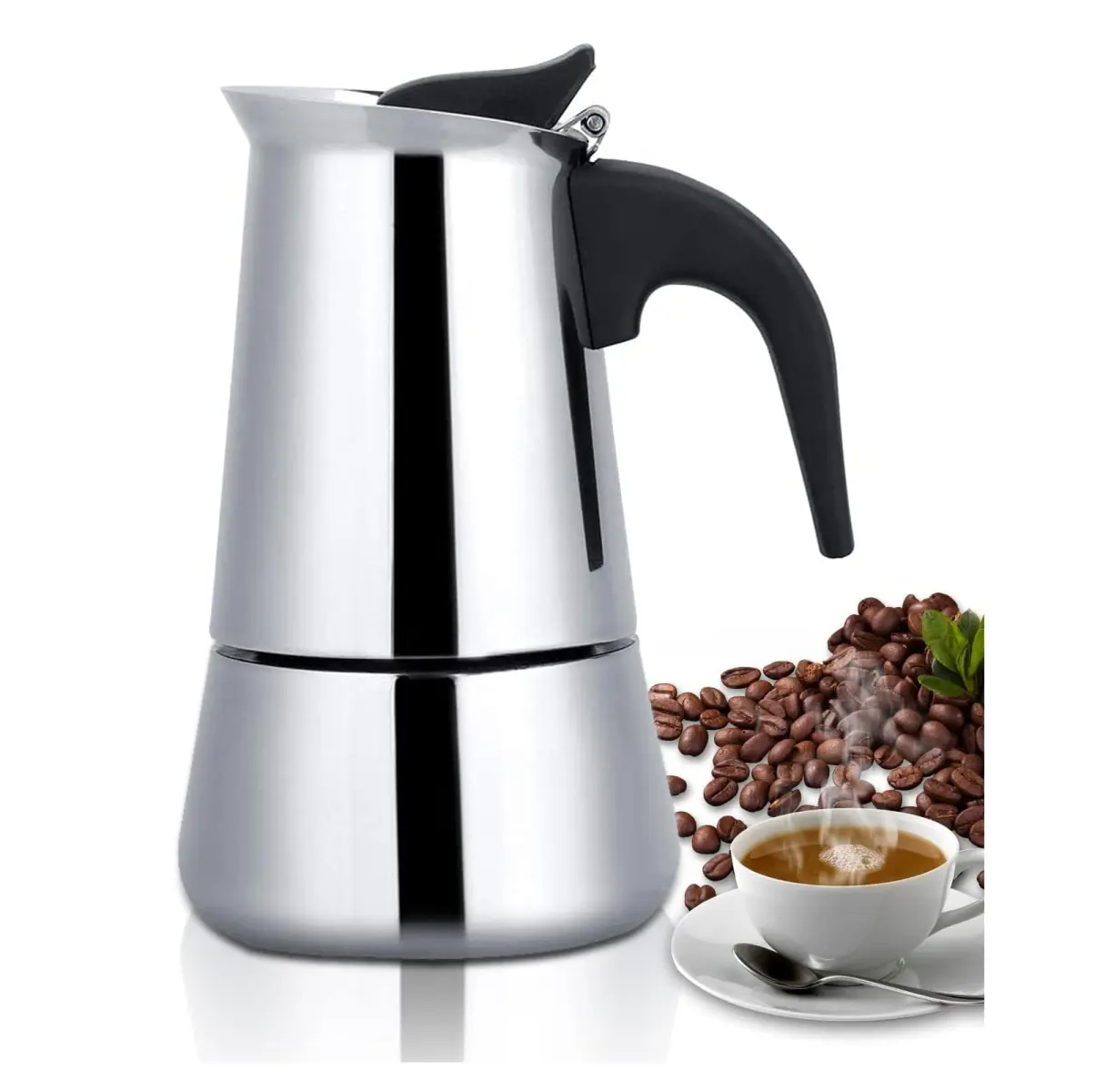 Cafetera italiana de expresso plateada para 9 tazas con taza de café humeante y granos de café.