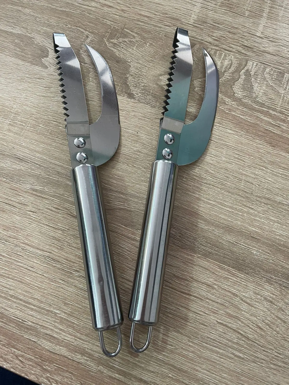 Set x2 cuchillos para pescado en acero inoxidable con mangos ergonómicos.