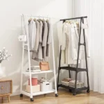 Organizador de ropa blanco y negro con abrigos y accesorios, ideal para guardar prendas.