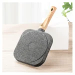 Sartén con forma de corazón, mango de madera y acabado moteado gris.