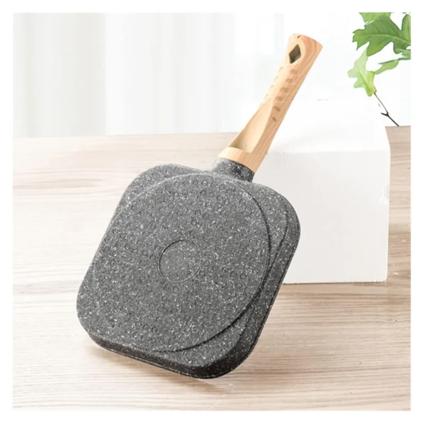 Sartén con forma de corazón, mango de madera y acabado moteado gris.