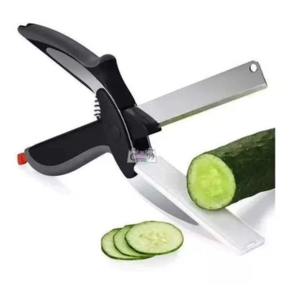 Cortador de vegetales Cl-100 con cuchilla de acero, cortando pepino en rodajas finas.
