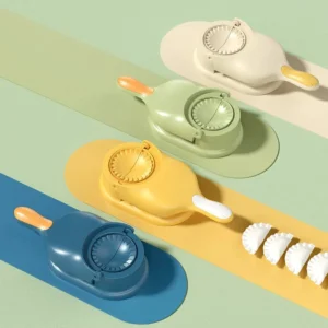 Máquina para hacer dumplings y empanadas en azul, verde y amarillo, con empanadas terminadas.