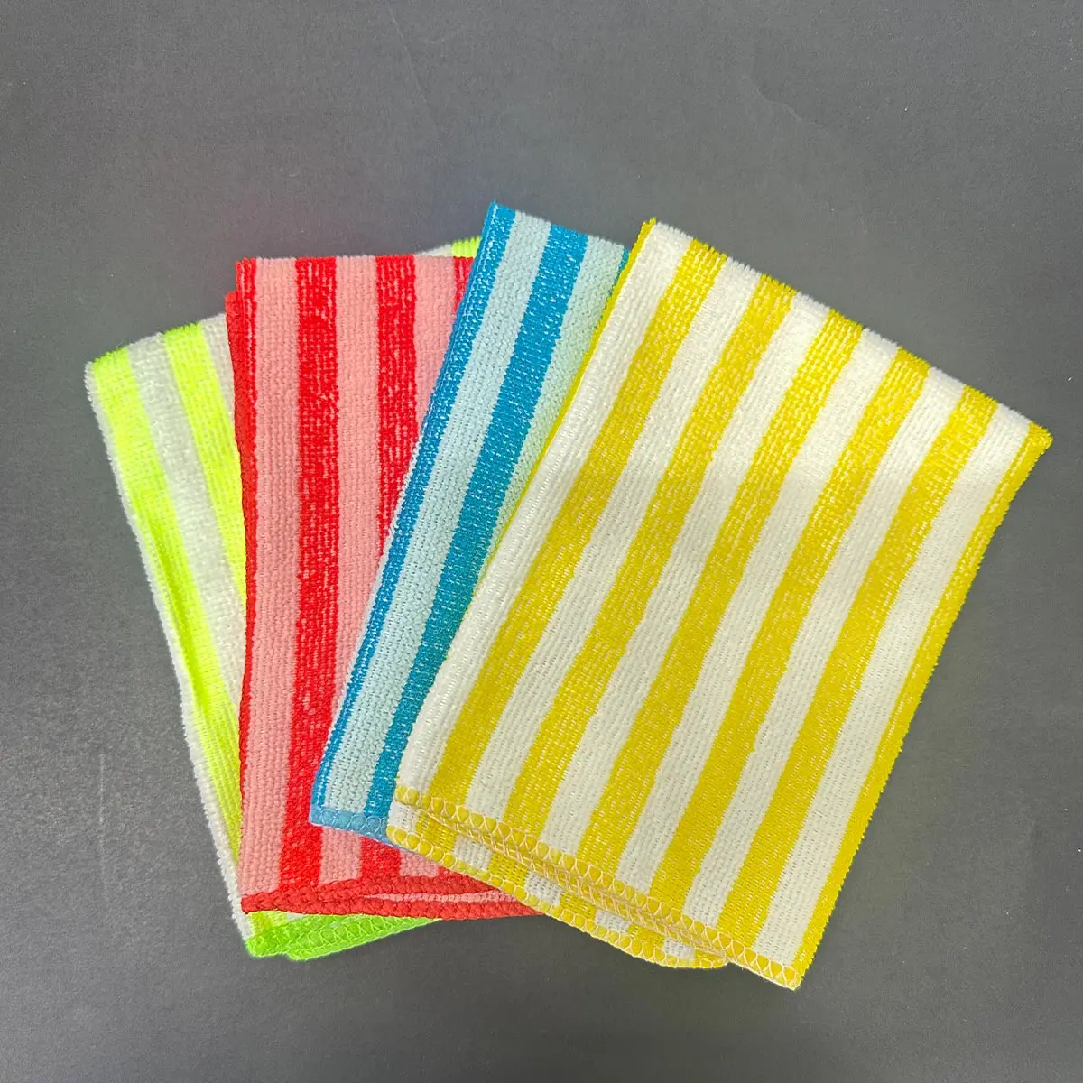 Paño de microfibra a rayas: amarillo, azul, rosa, verde. Ideal para limpieza general.