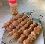 Tenedor de acero inoxidable para asar y parrillada de pollo con sazonador Honey BBQ Rub.