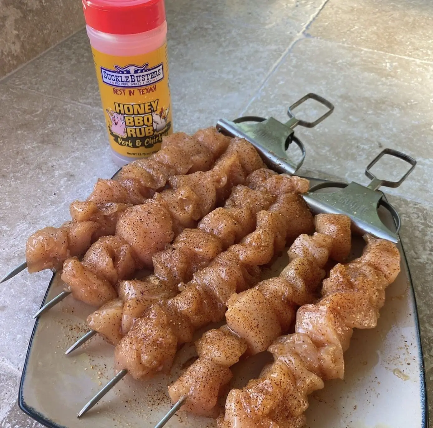 Tenedor de acero inoxidable para asar y parrillada de pollo con sazonador Honey BBQ Rub.