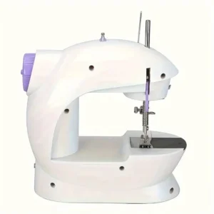 Máquina de coser Sewing Machine 4En1 blanca con detalles en púrpura, vista lateral con aguja e hilo.