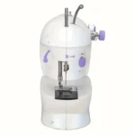 Máquina de coser Sewing Machine 4En1 blanca con detalles morados, vista frontal.