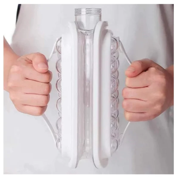 Botella hielera con molde para hielos circulares, sostenida por dos manos.