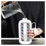 Botella hielera con molde de hielos circulares, llenándose de agua desde una jarra medidora.