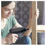 Mujer usa destornillador atornillador 47pz estuche para taladrar madera.