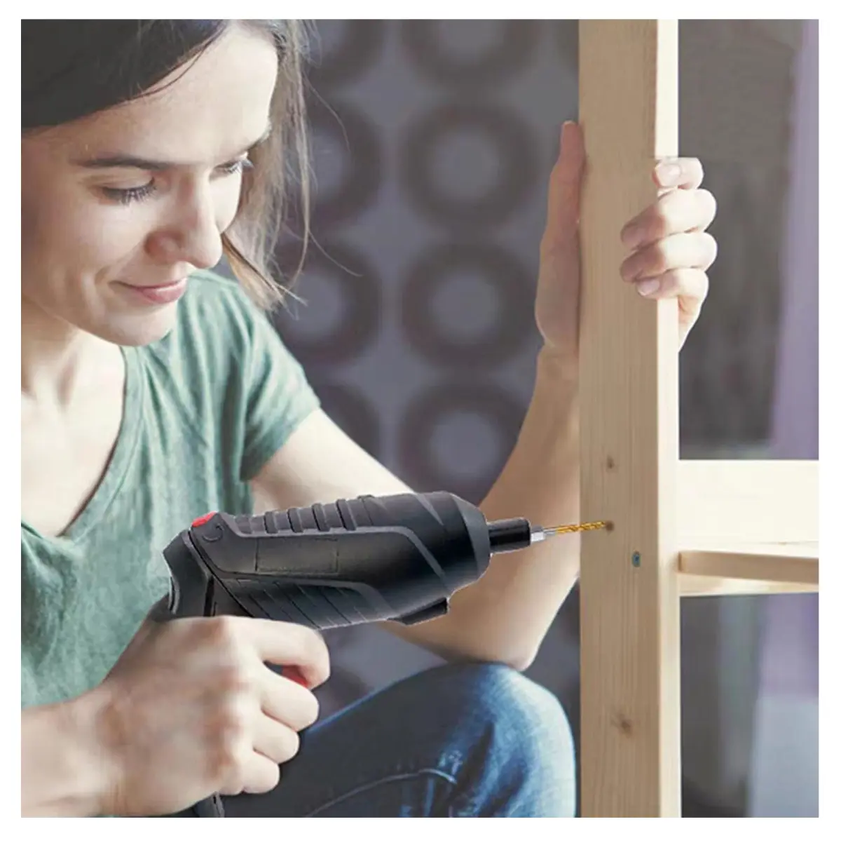 Mujer usa destornillador atornillador 47pz estuche para taladrar madera.