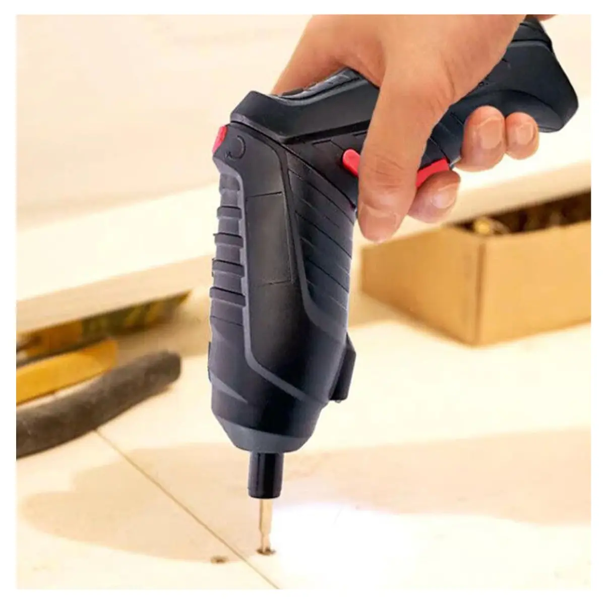 Destornillador 47Pz en estuche, usado en madera, ideal para tareas de bricolaje.