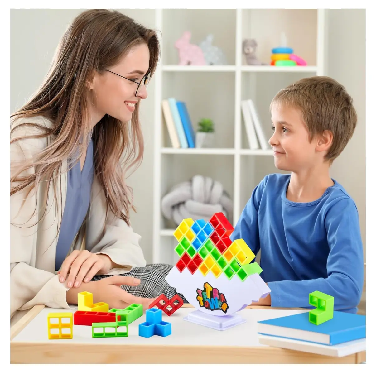 Juego de equilibrio Torre Tetra: niño y adulta disfrutan construyendo con coloridos bloques.