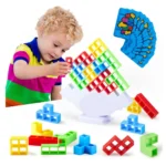 Niño rubio con juego de equilibrio de torre Tetra, colorido y desafiante para el desarrollo.