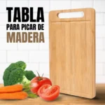 Tabla de madera para picar con brócoli, tomates y zanahorias.