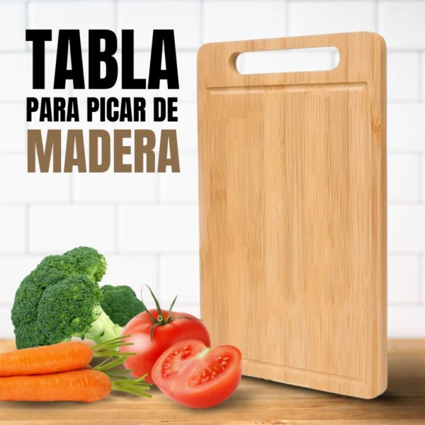 Tabla de madera para picar con brócoli, tomates y zanahorias.