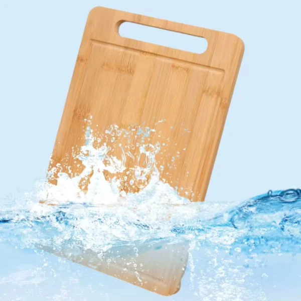 Tabla de cortar de madera de bambú en agua con salpicaduras, ideal para cocina.