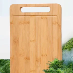 Tabla para picar de madera con asa y borde para jugos, fondo natural.