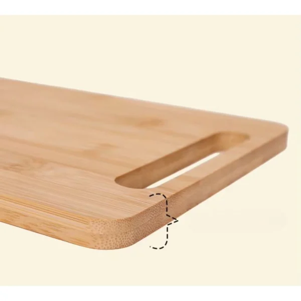 Tabla de madera para picar con borde curvo y asa integrada, vista de cerca.