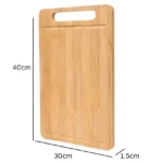 Tabla para picar de madera 40x30x1.5cm con asa integrada y diseño natural.