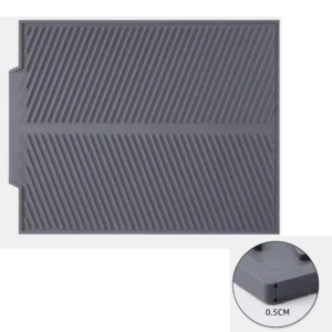Tapete de cocina gris de silicona, con ranuras diagonales para escurrir platos y detalle de grosor de 0.5 cm.