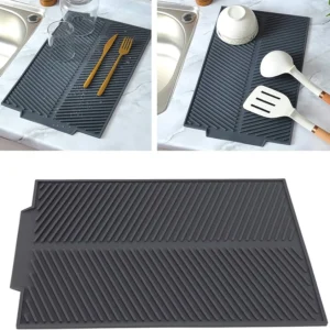 Tapete de cocina multifuncional de silicona gris para secar platos y utensilios al lado del lavaplatos.