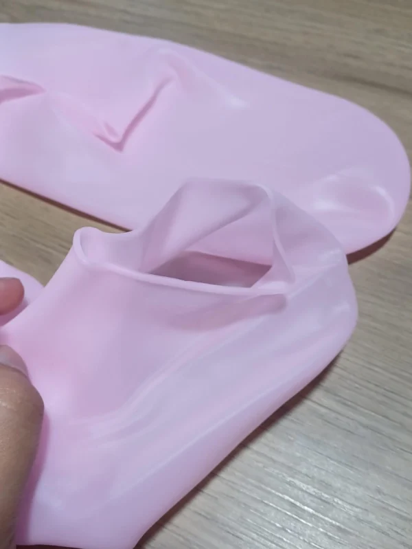 Medias spa hidratantes de silicona rosa para pies suaves y renovados.