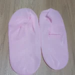 Medias spa hidratantes de silicona rosa para pies, ideales para exfoliación y cuidado.