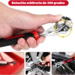 Llave 48 en 1 con destornillador en uso para girar tornillos con rotación de 360 grados.