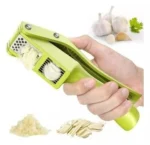 Picador de ajo en acción, triturando dientes de ajo para cocina.