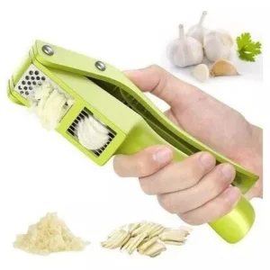 Picador de ajo en acción, triturando dientes de ajo para cocina.