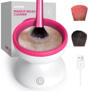 Limpia brochas de maquillaje eléctrico AIYFINI en acción con jabón espumoso y dos brochas de repuesto.
