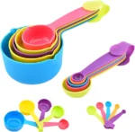 Set de 10 tazas y cucharas medidoras de plástico en colores vibrantes para cocina.