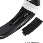 Compartimento de pilas AAA de un masajeador de cuello negro, con tapa retirada y muelle expuesto.