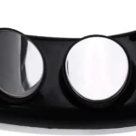 Primer plano de masajeador de cuello negro y blanco con dos almohadillas metálicas reflectantes para los ojos.